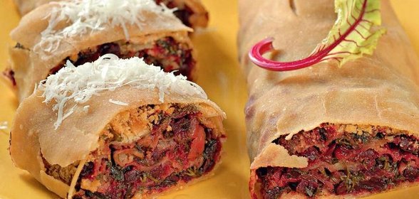 Штрудель со свеклой, сыром и зеленью