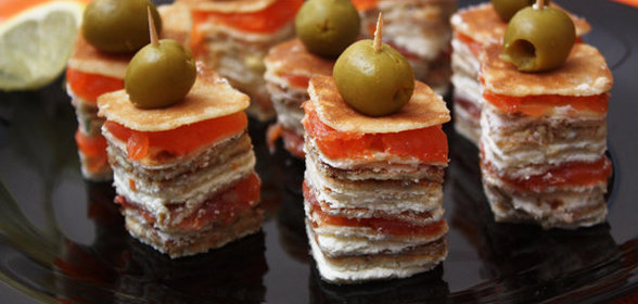 Канапе из блинов на шпажках