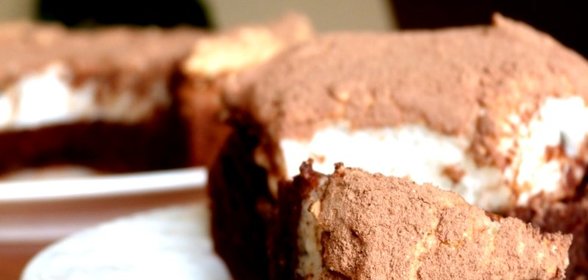 Шоколадный пирог с безе