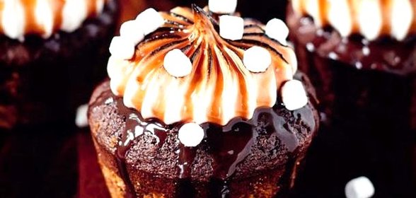 Капкейки с шоколадным кремом и ванильной глазурью