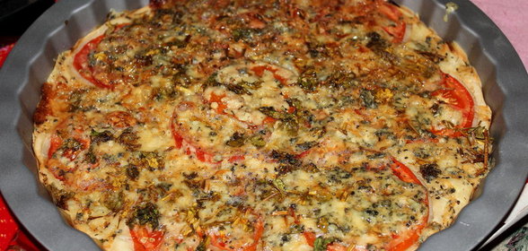 Пицца с голубым сыром, помидорами и зеленью