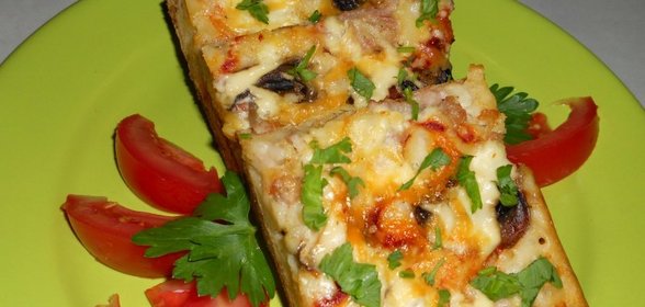 Открытый наливной пирог с фаршем и грибами