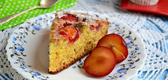 Простой пирог со сливами на кефире