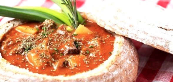 Гуляш в хлебном горшочке