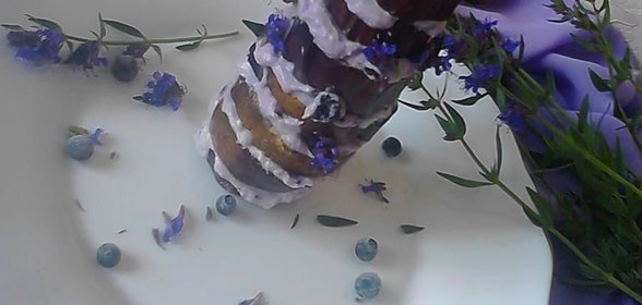 Баклажановые башенки с черничной рикоттой и иссопом
