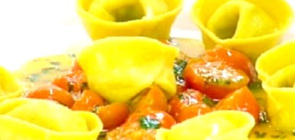 Тортеллини с крабом в томатном соусе