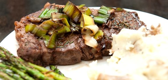 Стейк из говядины на сковороде