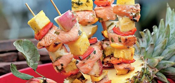 Брошеты из семги с ананасом и яблоками