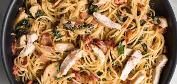 Паста с курицей, беконом и шпинатом