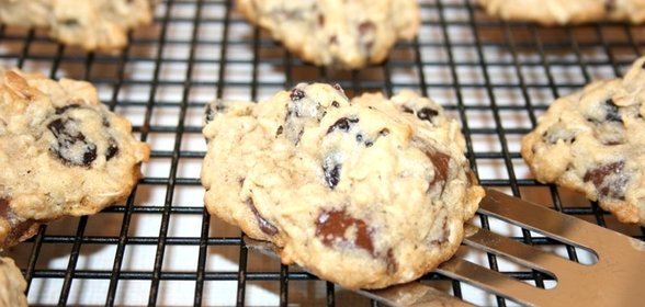 Овсяное печенье с вишней и медом