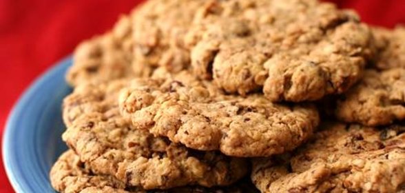 Овсяное печенье с шоколадом, вишней и орехами