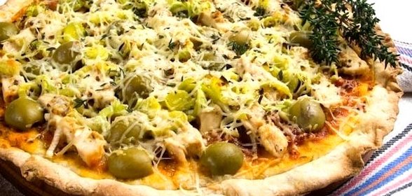 Пицца с курицей, маринованной в соусе с пряными травами