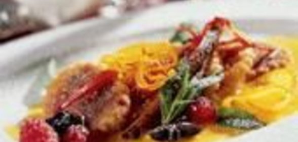 Ягодные равиоли с соусом, корицей и апельсином