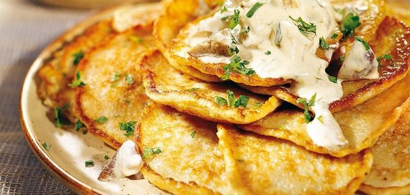 Картофельные оладьи с соусом из белых грибов