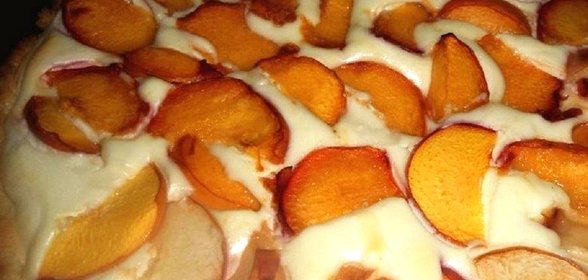 Пирог с персиками и творожным кремом