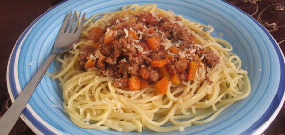 Спагетти с соусом болоньез