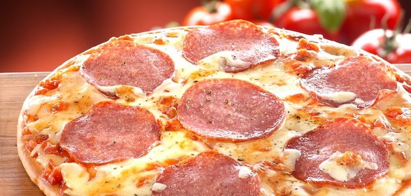 Самая простая пицца с колбасой