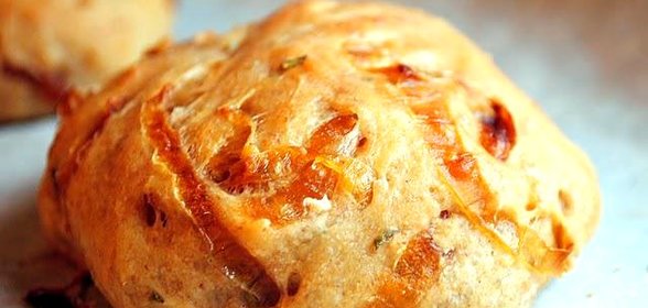 Хлеб с луком и розмарином
