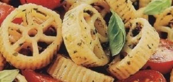 Макароны с соусом песто и помидорами