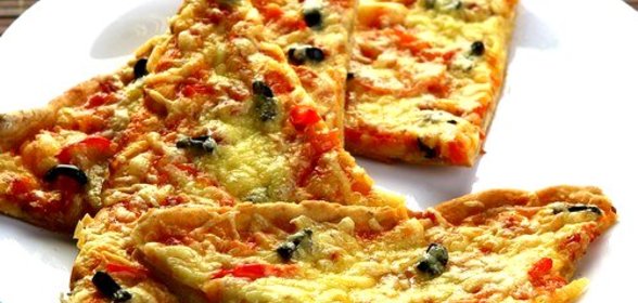 Пицца с копченостями и черносливом