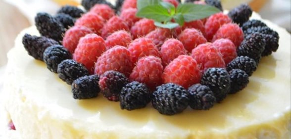 Творожно-малиновый торт с белым шоколадом