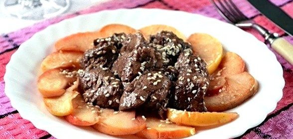 Куриная печень с яблоками в вине