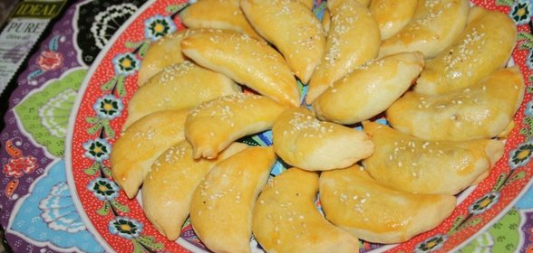 Кука бурек (алжирские буреки с пряной начинкой из курицы и лука)