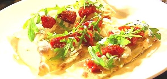 Фокачча с помидорами и рикоттой