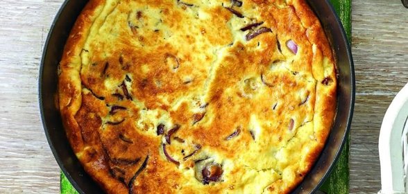 Запеченный омлет с красным луком, на сметане