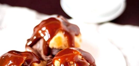 Профитроли с мороженым и карамельным соусом