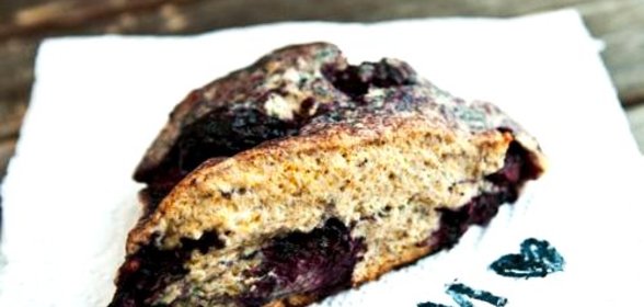 Пирог с медом и ежевикой