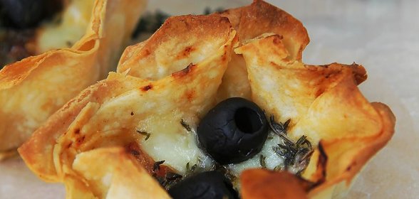 Прованская закуска в лаваше с томатами и моцареллой