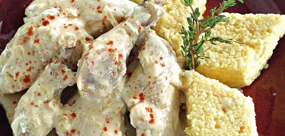 Курица в белом соусе с густой кашей из проса