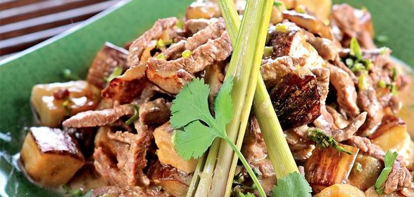 Зеленое карри с баклажанами и говядиной