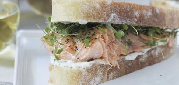 Сэндвич из лосося со сливочным соусом