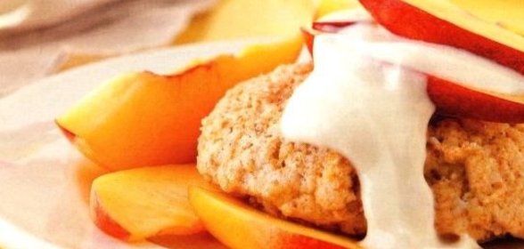 Песочные пирожные с фруктами и медовым соусом