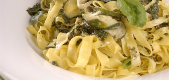 Тальятелле с молодыми кабачками и мятным песто