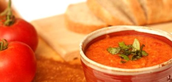 Итальянский томатный суп с хлебом