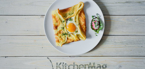 Яйцо с ветчиной в блинчике: оригинальный завтрак