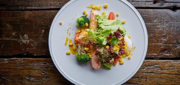 Сосиска из краба с голландским соусом и яйцом пашот