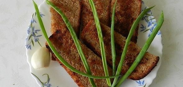 Чесночные гренки из черного хлеба с чесноком