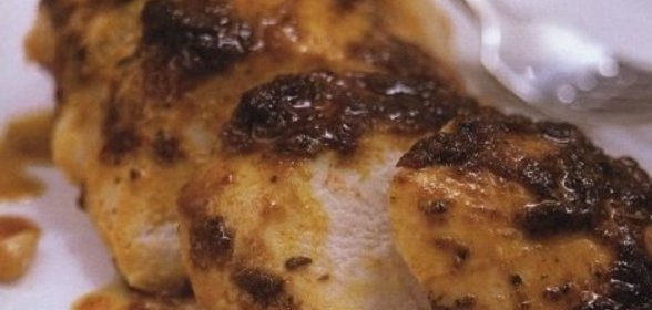 Куриное филе, жаренное под ореховым песто