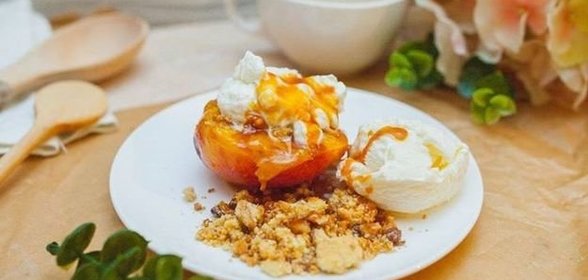 Персики на гриле с хрустящим крамблом и карамелью