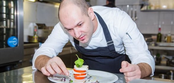 Ржаные блинчики с апельсиновым муссом и вафельной крошкой от Алексея Беседина