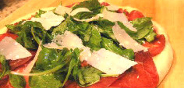 Пицца с рукколой и ветчиной