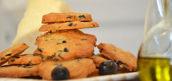 Печенье с оливками и пармезаном