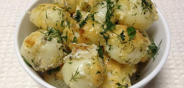 Молодой картофель под сметанным соусом