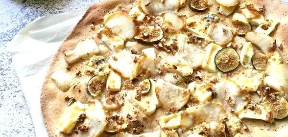 Пицца с грушей и сыром бри на тесте из цельнозерновой муки