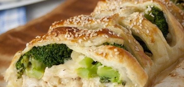 Cлоеный пирог с курицей и брокколи