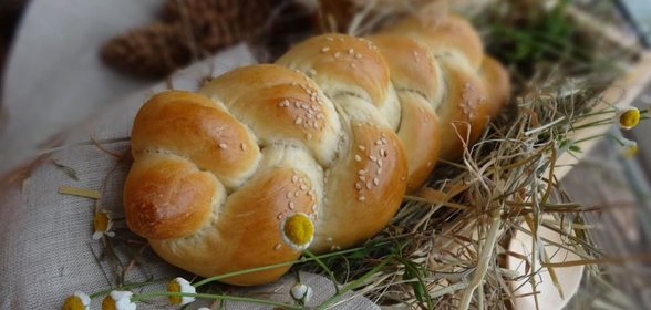 Свежий румяный постный хлеб с кунжутом...